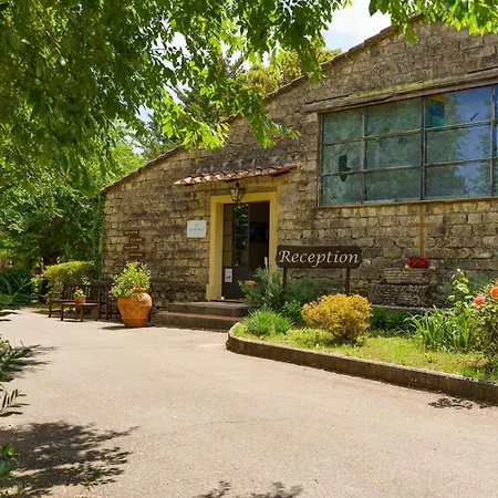 Isa-residence With Swimming Pool Surrounded By Greenery Just 5 Minutes From 아파트호텔