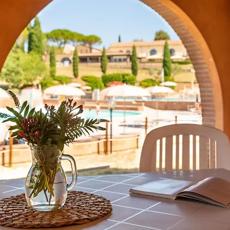 Isa-residence With Swimming Pool Surrounded By Greenery Just 5 Minutes From Apartmanhotel